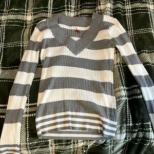 long sleeve sweater, fitted+very stretchy